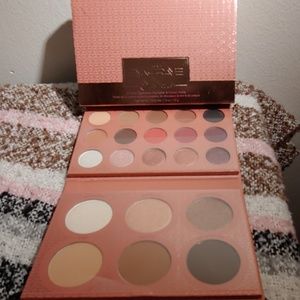 Eyeshadows and contour pallet